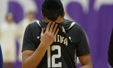 Panthers Trap Macs as Yeshiva Takes Second Skyline Loss